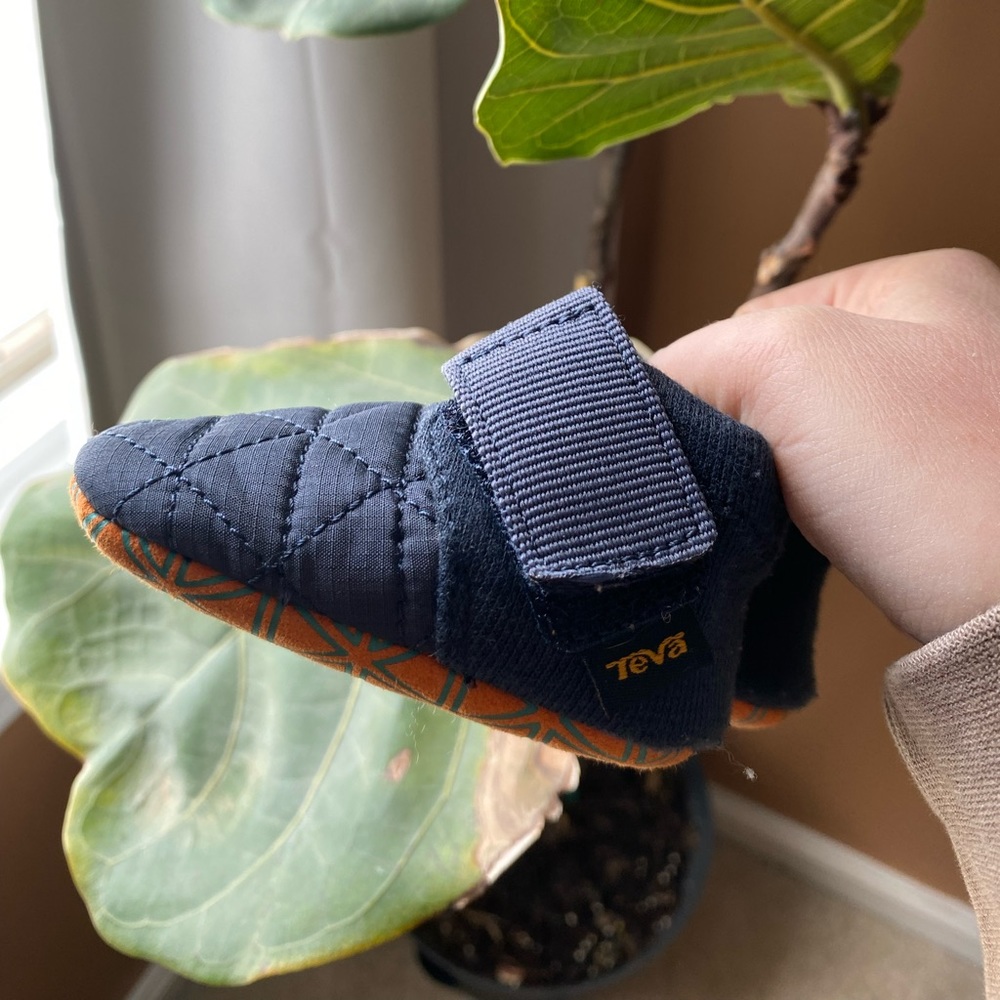 Teva Velcro baby shoes! Excellent condition